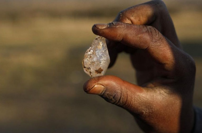  África do Sul. Minério provoca corrida desenfreada por supostos diamantes