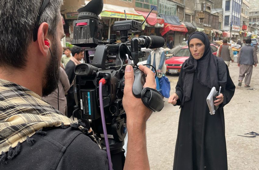  Afeganistão. Talibãs reprimem repórteres durante protesto de mulheres em Cabul