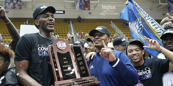  Sílvio de Sousa sagra-se campeão na noite em que foi MVP pelos Chattanooga Mocs