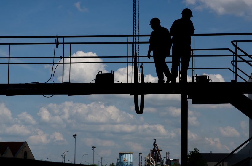  Nível de desemprego dispara para 31,9% no 4.º trimestre de 2023. Mercado informal absorve 80% dos empregados num país com 5,4 milhões desempregados