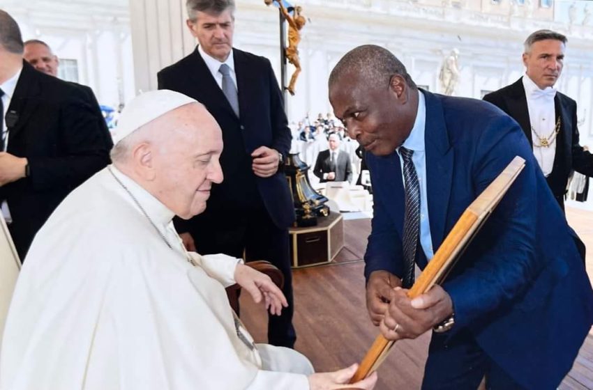  Chivukuvuku recebido no Vaticano pelo Papa Francisco