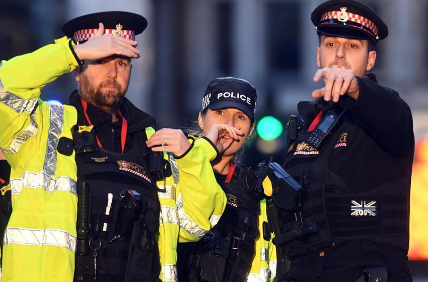  Londres. Polícia algema adolescente negro de 14 anos por engano