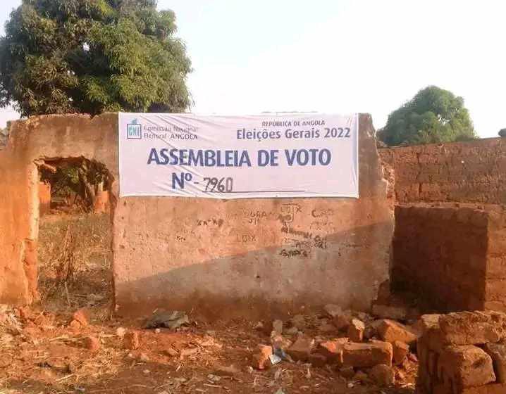  “É o país que temos. As eleições não são só na cidade”, a resposta ‘sincera’ do porta-voz da CNE à imagem de uma assembleia de voto num escombro