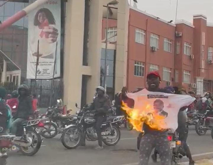  Luanda em chamas após manifestação de motoqueiros que se diziam burlados pelo MPLA