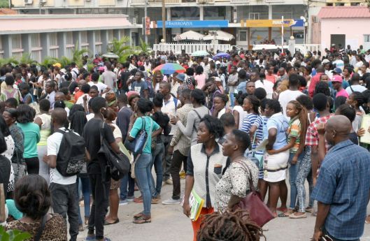  Governadora de Luanda exonera director dos Recursos Humanos do GPL após onda de protesto dos candidatos ao concurso público