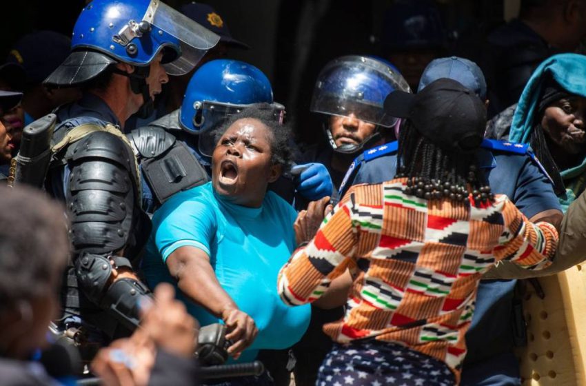  África do Sul. Treze polícias detidos por morte de detido durante o confinamento