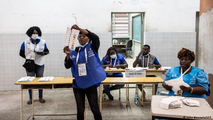  Comissão Nacional Eleitoral divulgou dados provisórios ignorando os votos nulos e brancos, revelam comissários