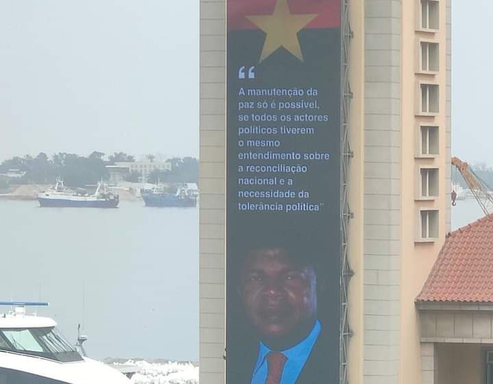  JLo aparece em painel publicitário digital na torre do Porto de Luanda mas empresa responsável penitencia-se alegando “lapso”