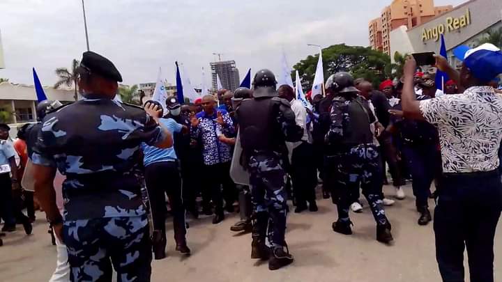  Membros do PRA-JA-Servir Angola provam da brutalidade policial no dia do regresso dos ‘sábados sangrentos’