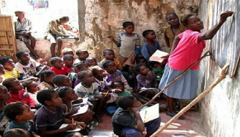  Falta de carteiras no Moxico obriga mais de 600 alunos a acordar às 04h00 para disputarem por um lugar sentado