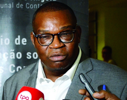  Rafael Marques abre frente judicial para destituir Carlos Cavuquila, o ex-agente público que mesmo condenado se tornou juiz do Supremo