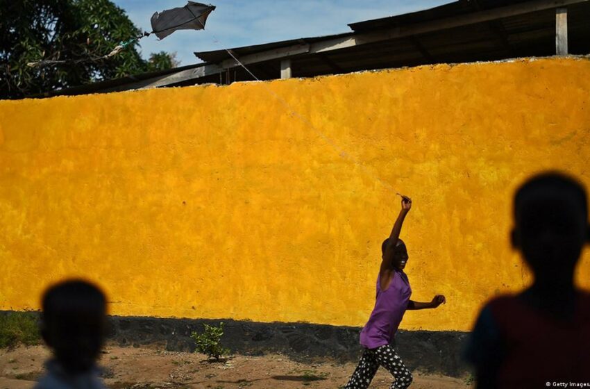  Mãe coloca gindundo nos órgãos genitais da filha de sete anos por esta se atrasar quando saía da escola