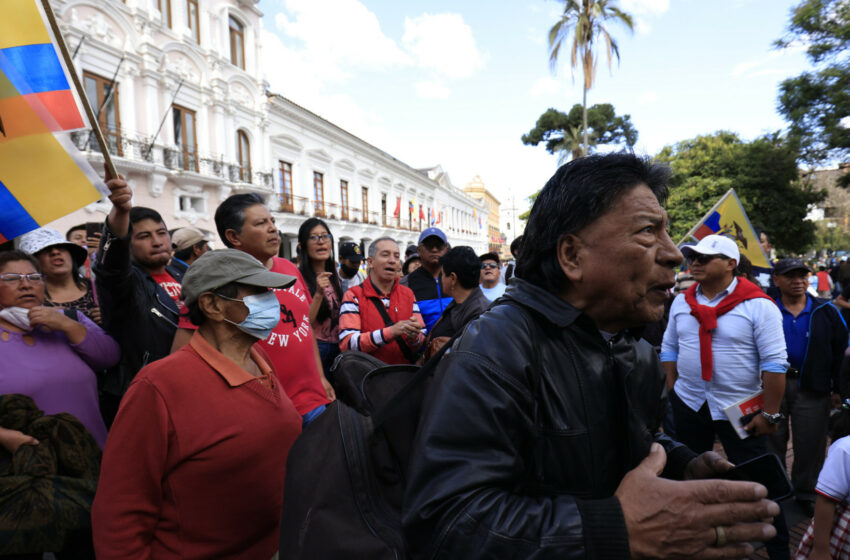  Equador. Militares e polícias cercam o Parlamento após a dissolução