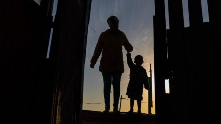  Cidadã detida por queimar as mãos do filho que subtraiu peixe da panela