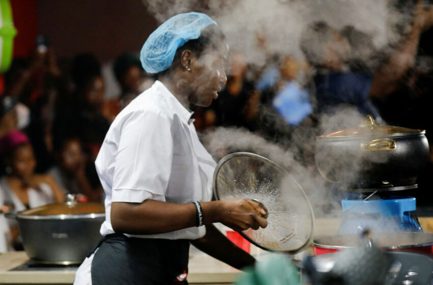  Nigéria. Hilda Bassey passou 100 horas a cozinhar sozinha (para entrar no Guinness Book)