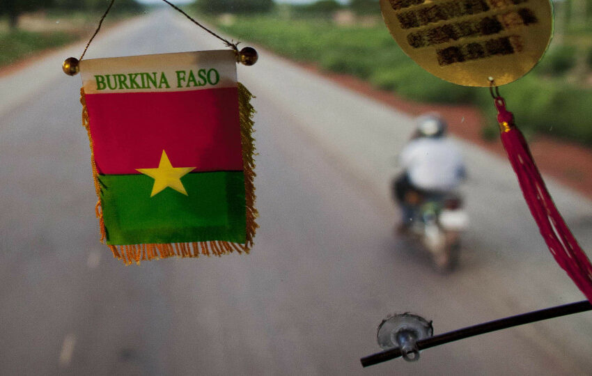  Burkina Faso. Dezenas de mortos em ataque a mesquita