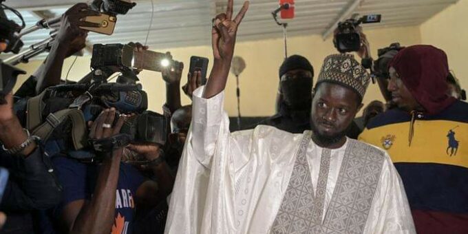  Senegal. Bassirou Faye vence eleições mas há 10 dias estava preso