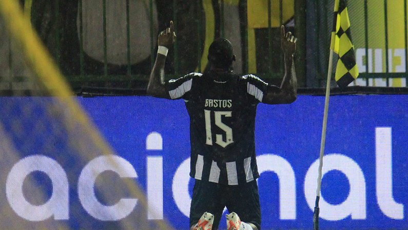  Bastos ganha espaço no Botafogo e consegue a primeira sequência de quatro jogos a titular