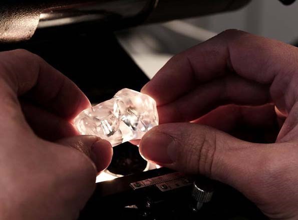 Lucapa Diamond revela ter extraído quinto diamante com mais de 100 quilates este ano