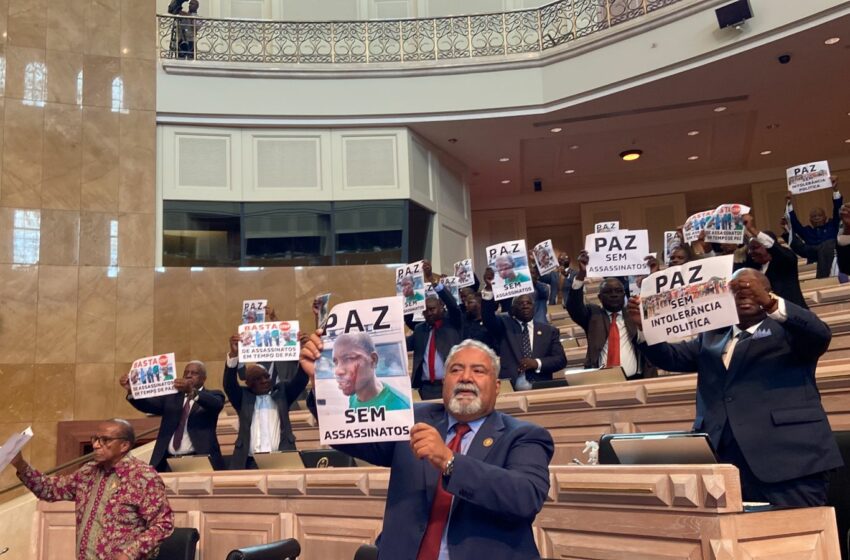  Deputados da UNITA ‘puxam dos galões’ e promovem manifestação na Assembleia Nacional contra a intolerância e assassinatos políticos