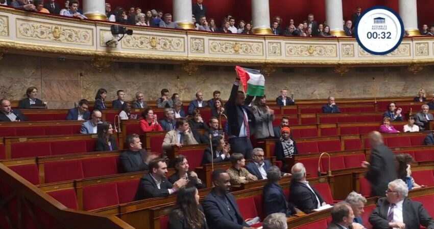  França. Parlamento suspenso após deputado erguer bandeira da Palestina