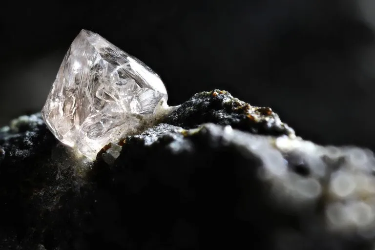  Governo rompe com a Alrosa. Maior produtora mundial de diamantes não escapa ao peso das sanções e vai deixar Catoca após três décadas