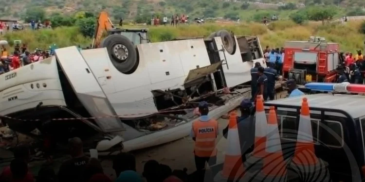  Autocarro de passageiros no Kuanza-Sul capota e provoca 11 mortos e 33 feridos