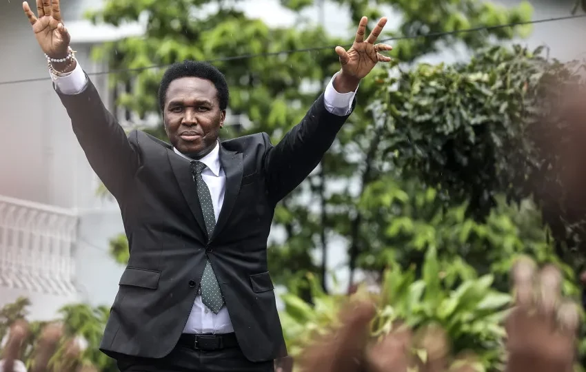  Moçambique. Mondlane declara-se “presidente eleito pelo povo” e promete medidas