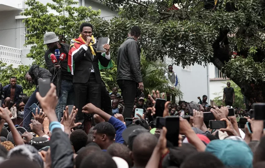  Moçambique. Polícia dispersa a tiro multidão que ouvia Mondlane no centro de Maputo