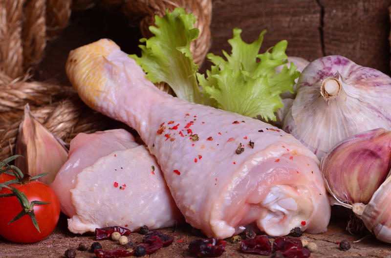  Governo angolano vai cortar até Agosto deste ano a importação de coxas de frango, galinha rija e moelas