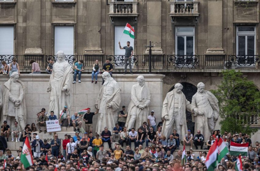  Hungria. Milhares nas ruas em Budapeste em nome da resistência ao governo de Orbán