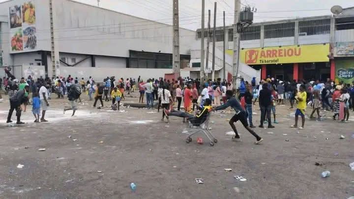  Greve dos taxistas paralisa Luanda: passageiros forçados a desembarcar em meio ao caos e ao vandalismo