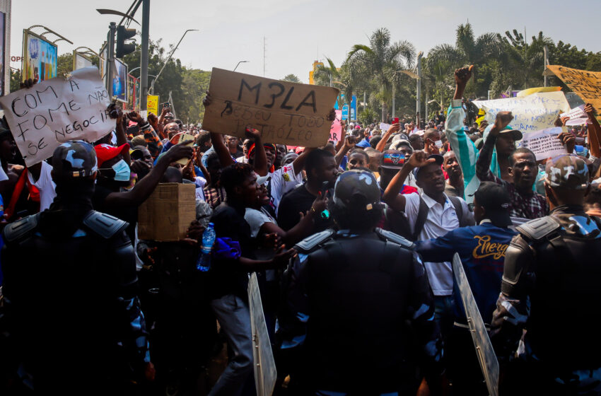  Reprimida em Luanda manifestação contra a subida do preço do gasóleo e dos táxis. Deputados não escaparam à violência policial
