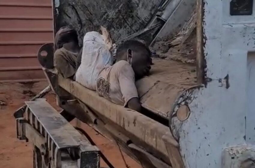  Tragédia em Viana. Busca por objectos metálicos termina com dois jovens prensados pela lâmina compactadora de um camião de recolha de lixo