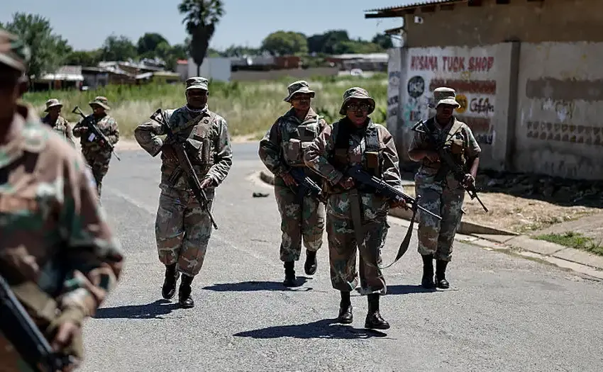  África do Sul está a enviar soldados para as ruas. Porquê?